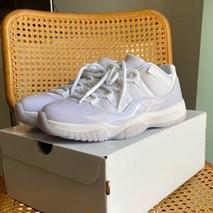 Jordan 11 Violet Sneakers